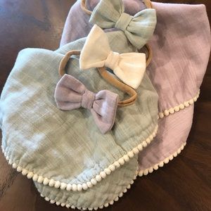 Pom Pom Bib and Bow Set- Baby girl 🌷🌸 spring
